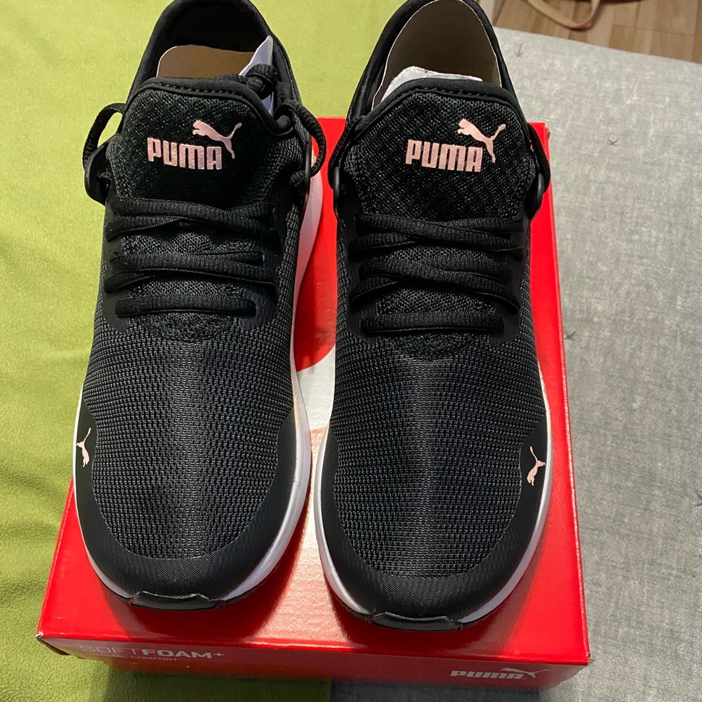 Womens Puma size 8 soft foam athletic shoes